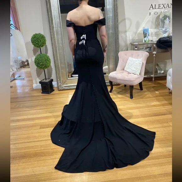 Brought as my wedding dress and unfortunately do not fit me any longer. - Picture 2 of 2